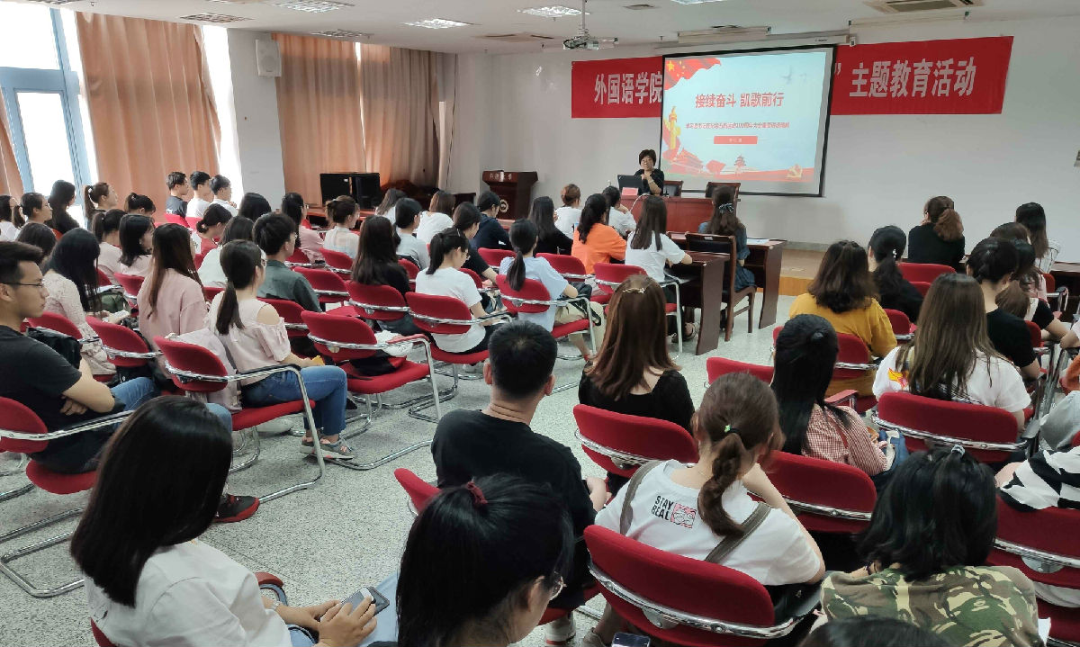 朱小娟给学生上党课.jpg